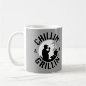 Chillin’ & Grillin’ Black Stamp Koffiemok (Links)