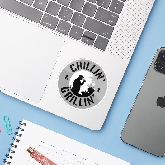 Chillin’ & Grillin’ Black Stamp Sticker (Laptop met iPhone)