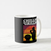Chillin’ & Grillin’ Dark Distressed Koffiemok (Voorkant rechts)
