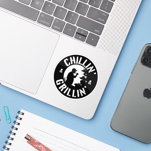 Chillin’ & Grillin’ White Stamp Sticker (Laptop met iPhone)