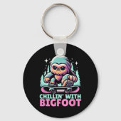 Chillin’ met Bigfoot Alpine Wintersport Snowboa Sleutelhanger (Voorkant)