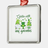 Chillin met mijn gnomen metalen ornament (Links)