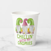 Chillin met mijn Gnomies Gnome Humor Papieren Bekers (Voorkant)
