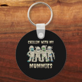 Chillin Met Mijn Mummies Halloween Boys Kinder Ple Sleutelhanger (Achterkant)