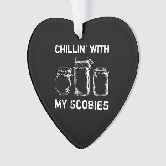 Chillin met mijn scobies combucha ornament (voorkant)