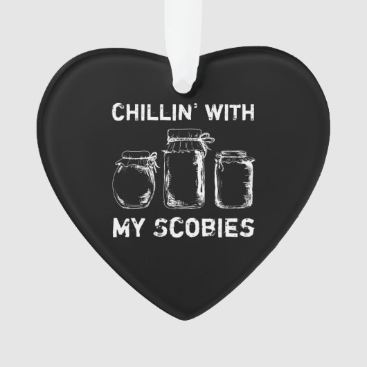 Chillin met mijn scobies combucha ornament (voorkant)