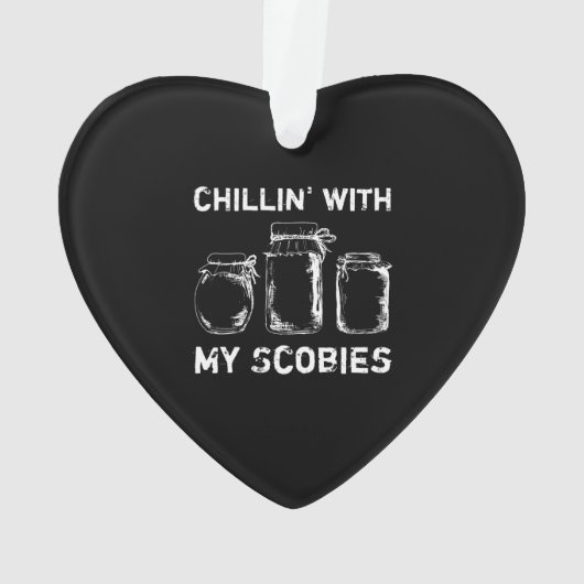 Chillin met mijn scobies combucha ornament (achterkant)