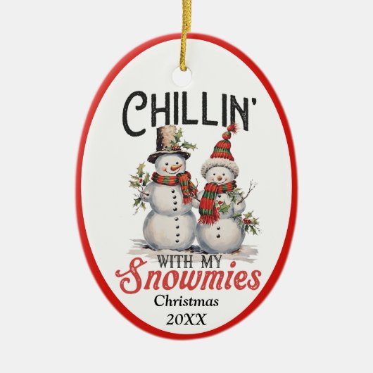 Chillin met mijn sneeuwmies aangepaste kerstjaar keramisch ornament (Voorkant)