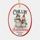 Chillin met mijn sneeuwmies aangepaste kerstjaar keramisch ornament (Achterkant)