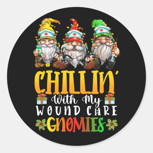 Chillin met mijn Wond Care verpleegkundigen Gnomie Ronde Sticker (Voorkant)