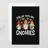 Chillin met My Gnomies Cute Three Gnomes Christma Kaart (Voorkant / Achterkant)