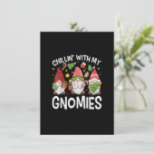 Chillin met My Gnomies Cute Three Gnomes Christma Kaart (Staand voorkant)
