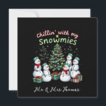 Chillin' met My Snowmies Funny Christmas Snowman Kaart<br><div class="desc">Vier de winter met "Chillin' with my Snowmies" - de perfecte mix van schattige sneeuwpoppen,  feestvreugde en grappige kerstvibes! Een must-have voor het verspreiden van vrolijke kerstvreugde en het vieren met je sneeuwpoppen,  kabouters en feestelijke sneeuwmanvriendjes.</div>
