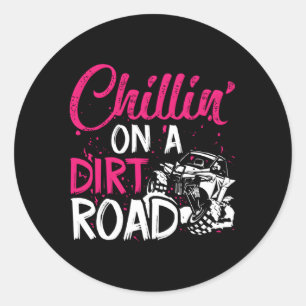 Chillin' op een onverharde weg naast UTV Ronde Sticker