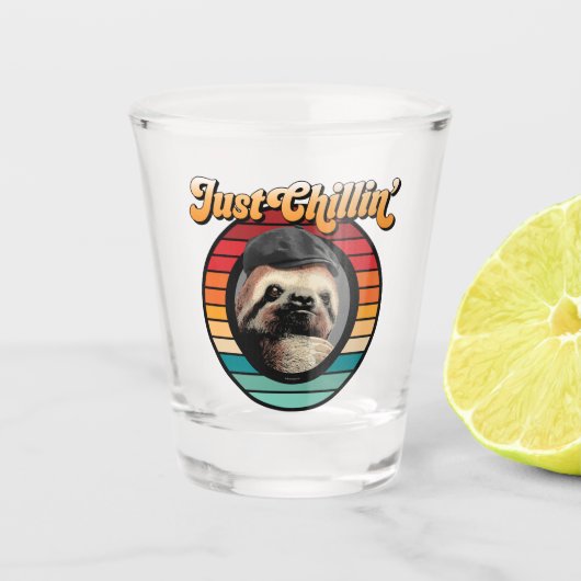 Chillin’ Sloth Shot Glas (Voorkant)