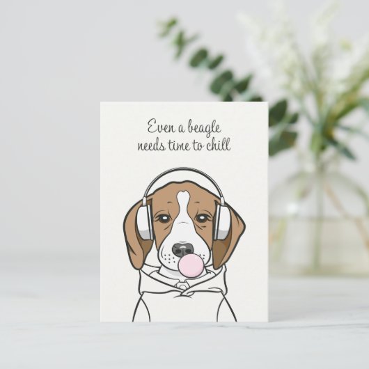 Chilling Beagle met Bubblegum Schattige Funny Dog Briefkaart (Staand voorkant)
