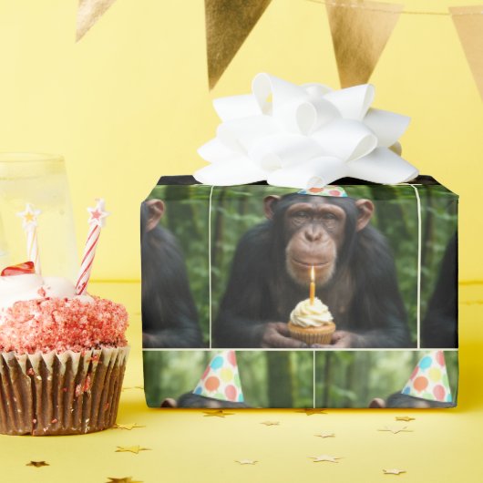 Chimpansee houdt verjaardagscupcake vast cadeaupapier (Verjaardagsfeest)