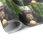 Chimpansee houdt verjaardagscupcake vast cadeaupapier (Rol Hoek)