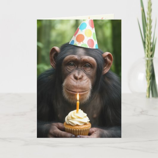 Chimpansee houdt verjaardagscupcake vast kaart (Voorkant)