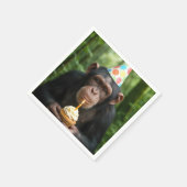 Chimpansee houdt verjaardagscupcake vast servet (Hoek)