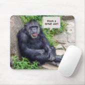 chimpansee leanting on rock muismat (Met muis)