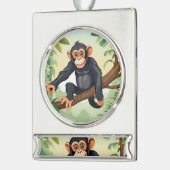 Chimpansee met haar schattige staart op de tak beg verzilverd banner ornament (Links)
