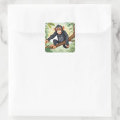Chimpansee met haar schattige staart op de tak beg vierkante sticker (Tas)