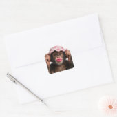 Chimpansee met roze lippenstift vierkante sticker (Envelop)