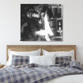 Chimpansee Zat op tafel in de nationale dierentuin Canvas Afdruk (Insitu (Slaapkamer))