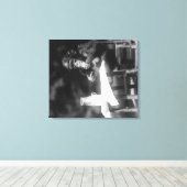 Chimpansee Zat op tafel in de nationale dierentuin Canvas Afdruk (Insitu (Houten vloer))