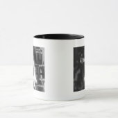 Chimpansee Zat op tafel in de nationale dierentuin Mok (Midden)