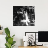 Chimpansee Zat op tafel in de nationale dierentuin Poster (Thuiskantoor)