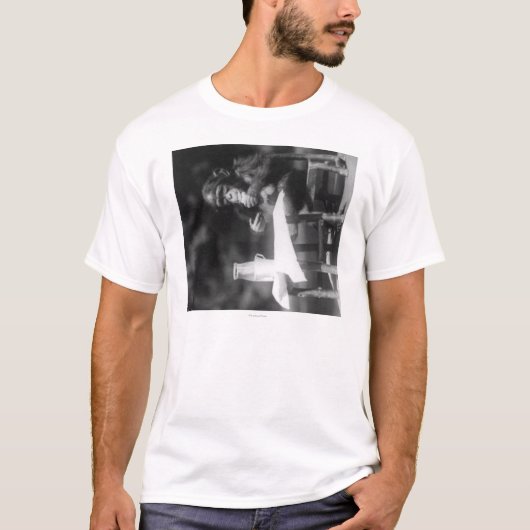 Chimpansee Zat op tafel in de nationale dierentuin T-shirt (Voorkant)