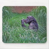 Chimpansee zittend in hoog gras muismat (Voorkant)