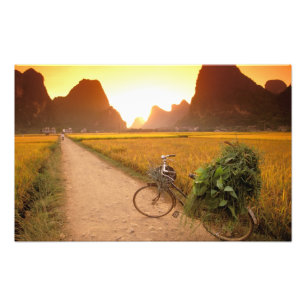 China, Guangxi. Yangzhou, Fiets op het platteland Foto Afdruk