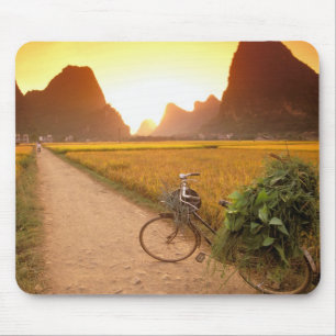 China, Guangxi. Yangzhou, Fiets op het platteland Muismat