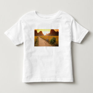 China, Guangxi. Yangzhou, fiets op land Kinder Shirts