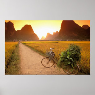 China, Guangxi. Yangzhou, fiets op land Poster
