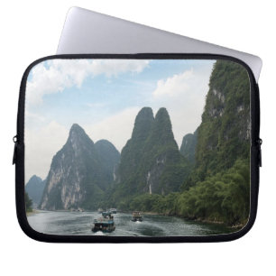 China, Guilin, Li-rivier, Rivierboten liggen langs Laptop Sleeve