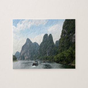 China, Guilin, Li rivier, Rivierboten liggen langs Legpuzzel