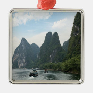 China, Guilin, Li-rivier, Rivierboten liggen langs Metalen Ornament