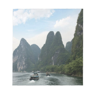 China, Guilin, Li-rivier, Rivierboten liggen langs Notitieblok