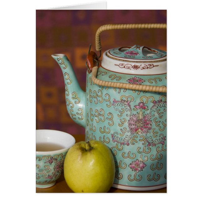 China, Hong Kong. Traditionele Chinese theepot & 2 (Voorkant)