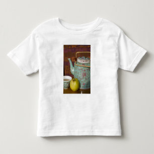 China, Hong Kong. Traditionele Chinese theepot & 2 Kinder Shirts