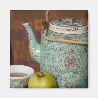 China, Hong Kong. Traditionele Chinese theepot & 2