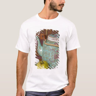 China, Hong Kong. Traditionele Chinese theepot & 2 T-shirt