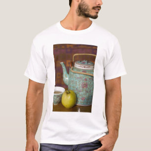 China, Hong Kong. Traditionele Chinese theepot & 2 T-shirt