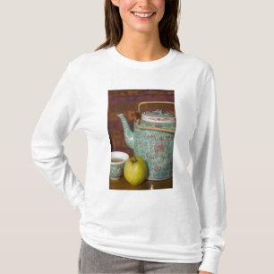 China, Hong Kong. Traditionele Chinese theepot & 2 T-shirt