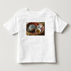 China, Hong Kong. Traditionele Chinese theepot & 3 Kinder Shirts