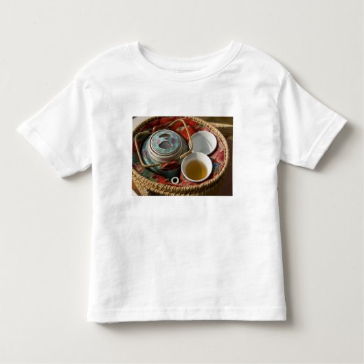 China, Hong Kong. Traditionele Chinese theepot & 3 Kinder Shirts (Voorkant)